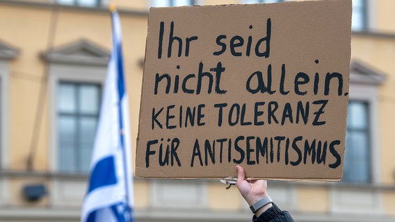 Bei einer Kundgebung für Israel auf dem Odeonsplatz hält eine Teilnehmerin ein Schild mit der Aufschrift "Ihr seid nicht allein. KEINE TOLERANZ FÜR ANTISEMITISMUS". © picture alliance/dpa Foto: Stefan Puchner