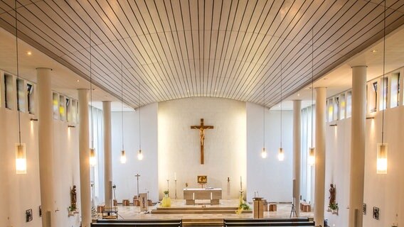Altarraum in der Kirche Mariae Himmelfahrt in Elmshorn © Pfarrei Hl. Martin Elmshorn 