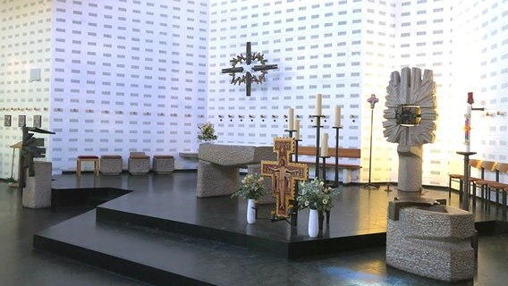 Altarraum in der Kirche Heilig-Geist in Hamburg-Farmsen © Kirche im NDR Foto: Jacqueline Rath