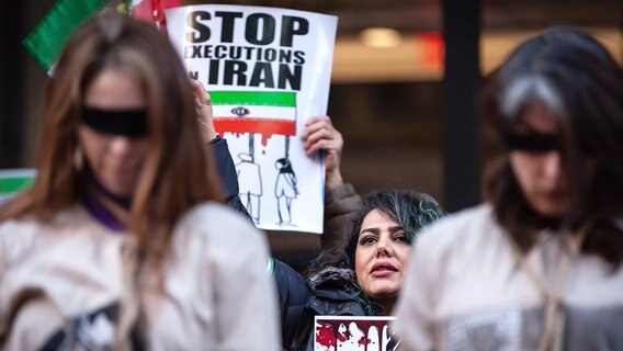 Proteste mit Plakaten gegen die Hinrichtungen von Mohammad Mehdi Karami und Seyed Mohammad Hosseini im Iran. © picture alliance / NurPhoto Foto: Allison Bailey