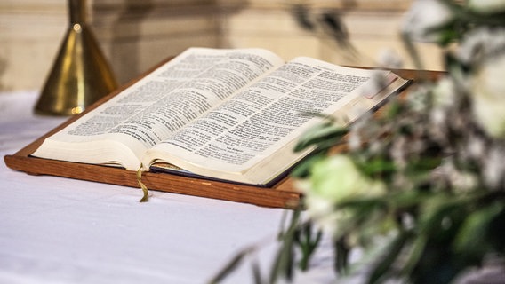 Eine aufgeschlagene Bibel auf einem Altar © Kirche im NDR Foto: Christine Raczka