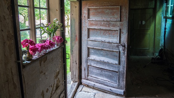 Eine geöffnete Tür in einem Kloster © Kirche im NDR Foto: Christine Raczka