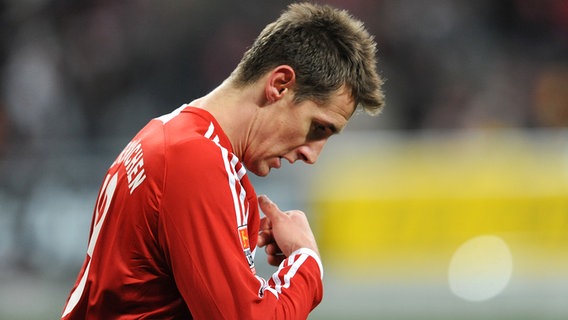 Der Stürmer Miroslav Klose vom FC Bayern München bekreuzigt sich nach seinem Treffer zur 3:1-Führung während der Bundesligapartie gegen Energie Cottbus am Samstag (22.11.2008) in der Allianz-Arena in München. © picture-alliance/ dpa Foto: Tobias Hase