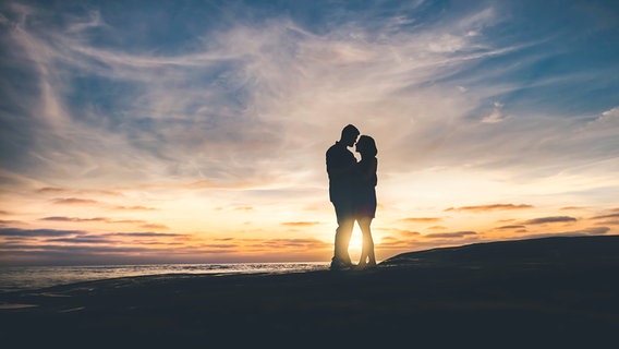 Ein Paar küsst sich im Sonnenuntergang. © Pixabay/Stocksnap Foto: Stocksnap