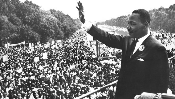 Martin Luther King winkt am 28.08.1963 von der Lincoln Gedächtnisstätte in Washington (USA) den Demonstranten zu © dpa 