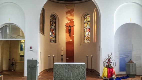 Innenraum der Pfarrkirche "Zu den Heiligen Schutzengeln" auf der Nordseeinsel Juist. © Ruth Beerbom / Kirche im NDR Foto: Ruth Beerbom
