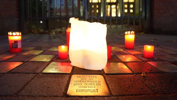 Kerzen stehen an Stolpersteinen vor der Talmud-Thora-Schule im Grindel-Viertel. © picture alliance/dpa Foto: Marcus Brandt