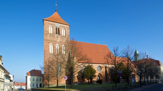 Die Stadtkirche in Teterow vor blauem Himmel © fotolia.com Foto: Bergringfoto