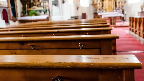 Leere Bänke in einer Kirche © Colourbox Foto: franky242