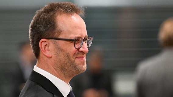 Berlin, Deutschland 06. November 2023: Beratungen des Bundeskanzlers mit den Regierungschefinnen und Regierungschefs der Länder - 06.11.2023 Im Bild: Klaus Wolfgang Müller, Präsident der Bundesnetzagentur Berlin, Deutschland 06. November 2023: Beratungen des Bundeskanzlers mit den Regierungschefinnen und Regierungschefs der Länder - 06.11.2023 Im Bild: Klaus Wolfgang Müller, Präsident der Bundesnetzagentur © picture alliance / Fotostand / Reuhl Foto: Reuhl