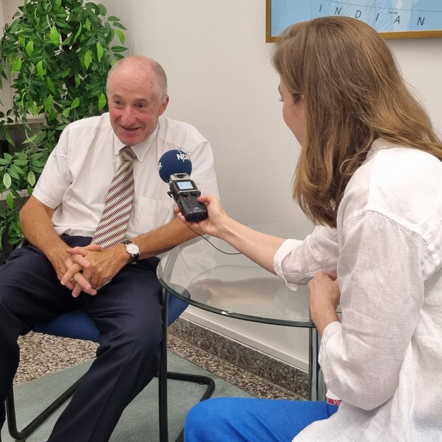 Korrespondentin Charlotte Horn interviewt den Regionalarzt Dr. Volker Klinnert in Neu Delhi © NDR Foto: Peter Hornung