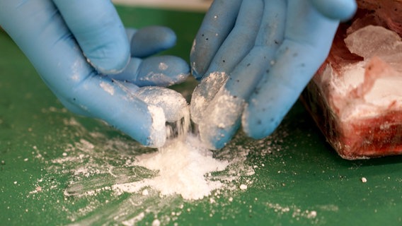 Hände in Gummihandschuhen präsentieren sichergestelltes Kokain. © picture alliance/dpa/Marcus Brandt Foto: Marcus Brandt