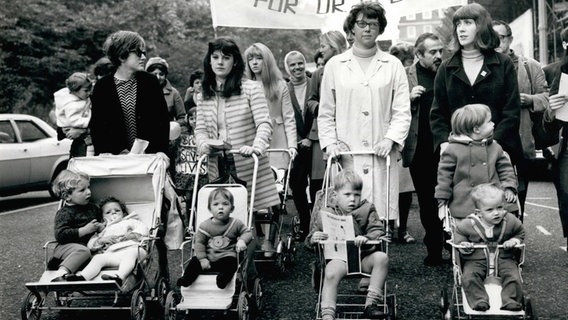 Frauen marschieren bei einer Demonstration 1968 und schieben dabei Kinderwagen vor sich her © imago / ZUMA / Keystone 