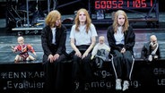 Drei Darstellerinnen im Stück "Angabe der Person" sitzen am Bühnenrand. © Arno Declair Foto: Arno Declair