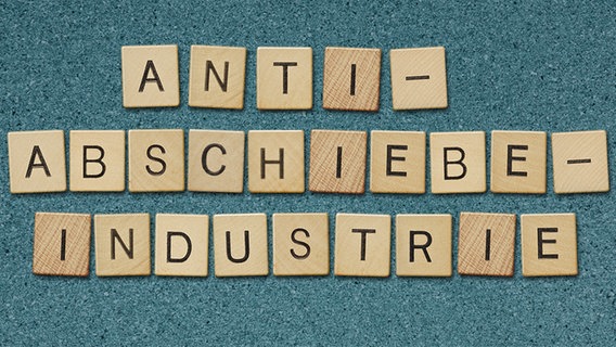 Der Begriff "Anti-Abschiebe-Industrie" gelegt mit Buchstaben-Plättchen. © fotolia.com Foto: JWS, chones