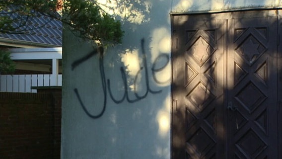 Auf einer Säule steht das Wort "Jude" © Screenshot NDR 