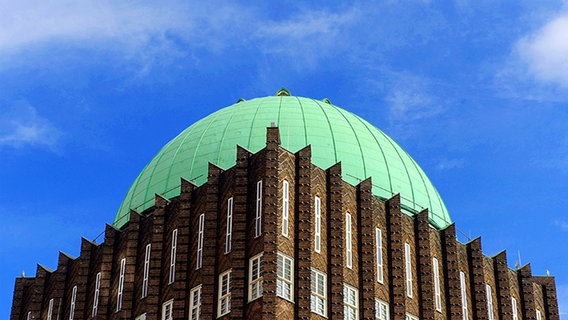 Die grüne Kuppel über dem Anzeiger-Hochhaus von Fritz Höger in Hannover. © dpa - Report Foto: Peter Steffen