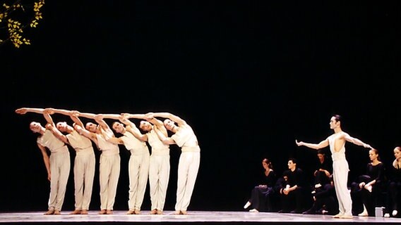 Eine Szene aus dem Ballett Requiem von John Neumeier. © Hamburgballett, Holger Badekow Foto: Holger Badekow