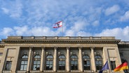 Die rot-weiße Flagge der Stadt mit dem Berliner Bären weht auf dem Dach des Abgeordnetenhauses. © picture alliance/dpa/dpa-Zentralbild Foto: Soeren Stache