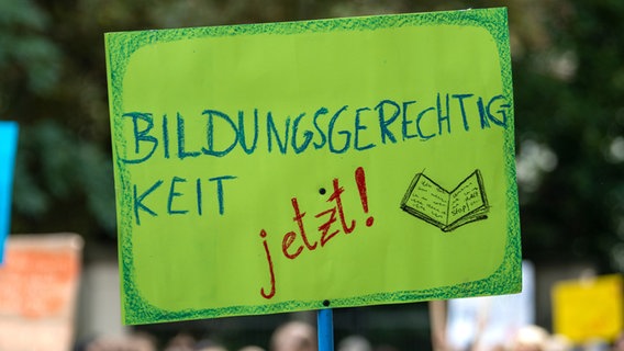 Ein Schild mit der Aufschrift "Bildungsgerechtigkeit jetzt!". © picture alliance/dpa/dpa-Zentralbild | Monika Skolimowska 