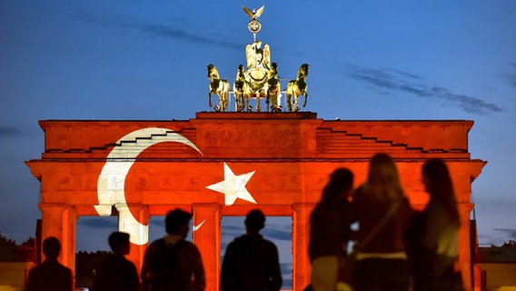 Das Brandenburger Tor erstrahlt am 29. Juni 2016 in Berlin in den Farben der türkischen Flagge. © dpa Foto: Klaus-Dietmar Gabbert