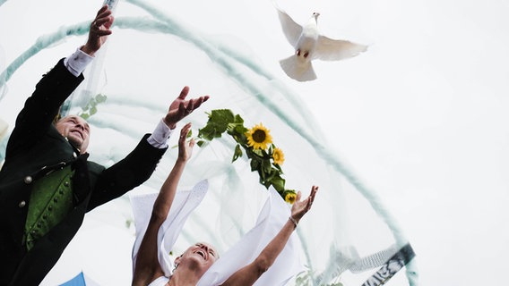 Ein Brautpaar lässt ein Taube fliegen © imago 