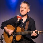 Conor O'Brien mit einer Gitarre. © NDR Foto: Tim Piotraschke