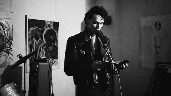 Bert Papenfuß bei einer Lesung (Atelier, Berlin-Prenzlauer Berg) im Februar 1984 © picture-alliance / akg-images Foto: akg-images / Sewcz