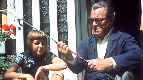 Bundeskanzler Willy Brandt (SPD) mit seinem zwölfjährigen Sohn Mathias vor seinem Ferienhaus in Hamar (Norwegen) im Juli 1973. Bundeskanzler Willy Brandt (SPD) mit seinem zwölfjährigen Sohn Mathias vor seinem Ferienhaus in Hamar (Norwegen) im Juli 1973. © picture-alliance / dpa Foto: NTB