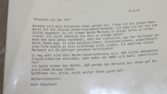 Im Borchert-Archiv in Hamburg wird ein Hörerbrief zur Urauffühunrg des Hörspiels "Draußen vor der Tür" aufbewahrt © NDR.de Foto: Marc-Oliver Rehrmann
