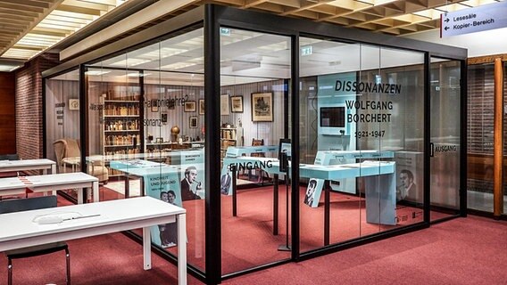 Glaswände begrenzen die sogenannte "Borchert-Box" in der Hamburger Staatsbibliothek. © picture alliance / dpa Foto: Georg Wendt