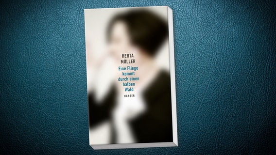Buch-Cover: Herta Müller - Eine Fliege kommt durch einen halben Wald © Hanser Verlag 