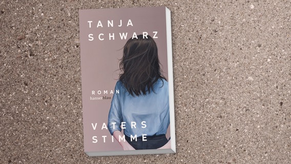 Buch-Cover: Tanja Schwarz - Vaters Stimme © Hanser Verlag 
