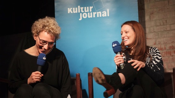 Julia Westlake (l.) und Lavinia Wilson lachen. © Stefan Albrecht 
