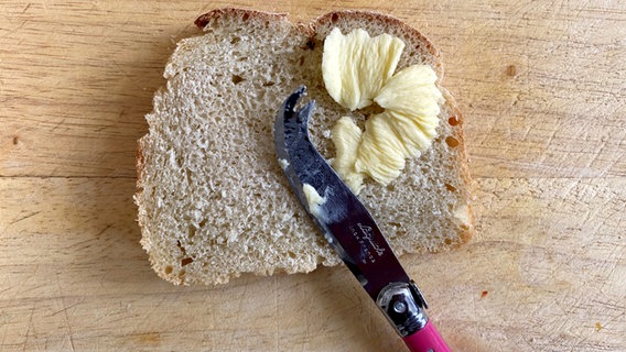 Elizabeth Acevedos Buch "Soul Food" neben einer Scheibe Brot mit Butter und einem Messer Elizabeth Acevedos Buch "Soul Food" neben einer Scheibe Brot mit Butter und einem Messer © NDR Foto: Katharina Mahrenholtz