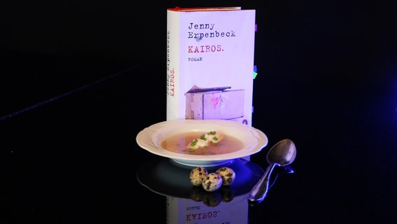 Wachteleier in Brühe neben dem Buch "Kairos" von Jenny Erpenbeck - Folge 43 von eat.READ.sleep © NDR Foto: Franziska Dieckmann