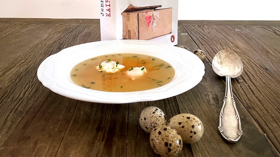 Wachteleier in Brühe neben dem Buch "Kairos" von Jenny Erpenbeck - Folge 43 von eat.READ.sleep Wachteleier in Brühe neben dem Buch "Kairos" von Jenny Erpenbeck - Folge 43 von eat.READ.sleep © NDR Foto: Daniel Kaiser