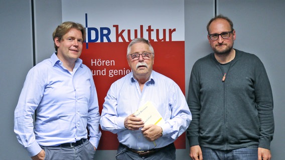 Schriftsteller Wolf Biermann (Mitte) mit den NDR Redakteuren Jan Ehlert (links) und Daniel Kaiser rechts in Folge 43 von eat.READ.sleep © NDR Foto: Franziska Dieckmann