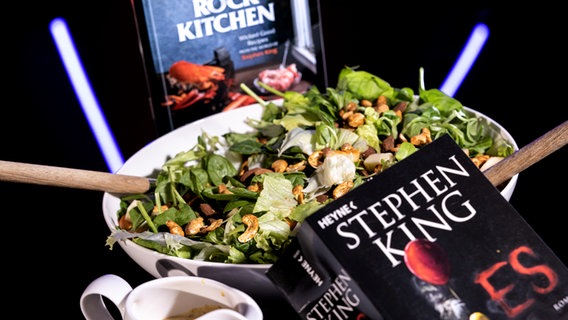 Ein Buch von Stephen King neben einem Salat   - Folge 78 von eat.READ.sleep - dem Literaturpodcast des NDR © NDR Foto: Claudius Seidel