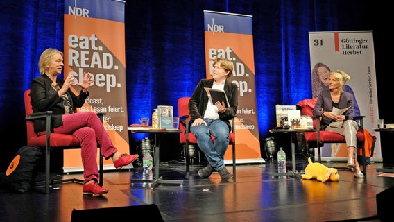 Die Hosts Katharina Mahrenholtz (r.) und Jan Ehlert bei der Live-Session von eat.READ.sleep auf dem Göttinger Literaturherbst mit Gast: der Autorin Elke Heidenreich © NDR Foto: Christoph Mischke