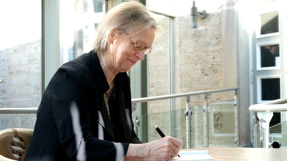 Autorin Elke Heidenreich signiert Bücher im Deutschen Theater Göttingen © NDR Foto: Christoph Mischke