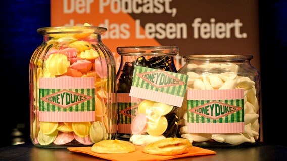 Süßigkeiten und Kürbis-Pie beim Podcast eat.READ.sleep im Deutschen Theater Göttingen © NDR Foto: Christoph Mischke