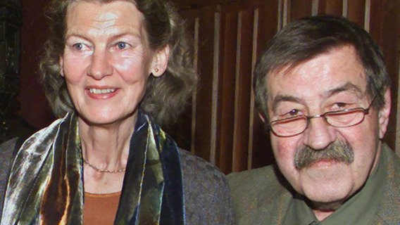 Günter Grass mit Ehefrau Ute 2001 © dpa 