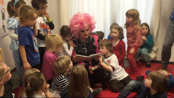 Olivia Jones liest einer Gruppe von Kindern vor © picture alliance/dpa/www.olivia-jones.de | -- 