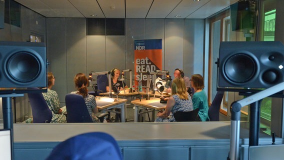 Leute mit Kopfhörern sitzen im Studio von NDR Kultur © NDR Foto: Patricia Batlle
