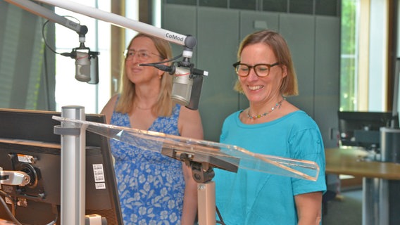 Zwei Frauen im Studio von NDR Kultur in einer Interviewsituation:  Muriel Rentschler  (links) und Sigrid Freudl zu Gast bei Philipp Cavert im Studio von NDR Kultur © NDR Foto: Patricia Batlle