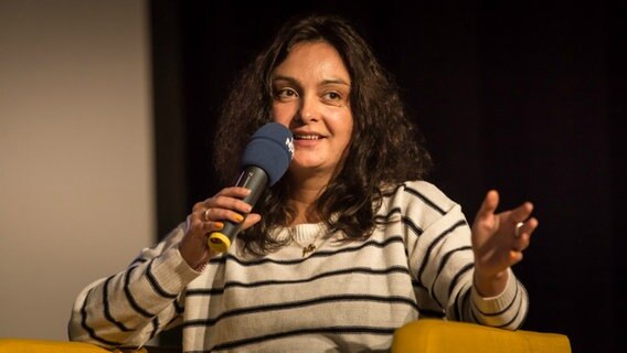 Jasmin Ramadan hält ein Mikrofon  Foto: Stefan Albrecht