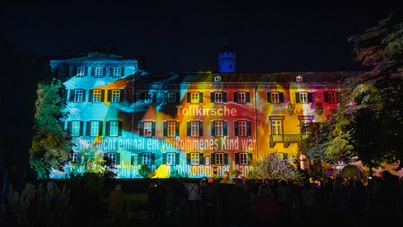 Ein Gedicht von Hölderlin als Installation "Wo bist du, Licht!" des Licht- und Videokünstlers Philipp Geist lässt auf dem Bad Homburger Schloss © picture alliance / greatif Foto: Florian Gall