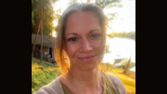 Autorin Nathalie Klüver vor einer grünen Landschaft Autorin Nathalie Klüver vor einer grünen Landschaft © privat