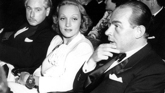 Marlene Dietrich und Erich Maria Remarque bei einer Vorführung 1939 in Hollywood. Marlene Dietrich und Erich Maria Remarque bei einer Vorführung 1939 in Hollywood. © picture alliance / Everett Collection / Everett Col